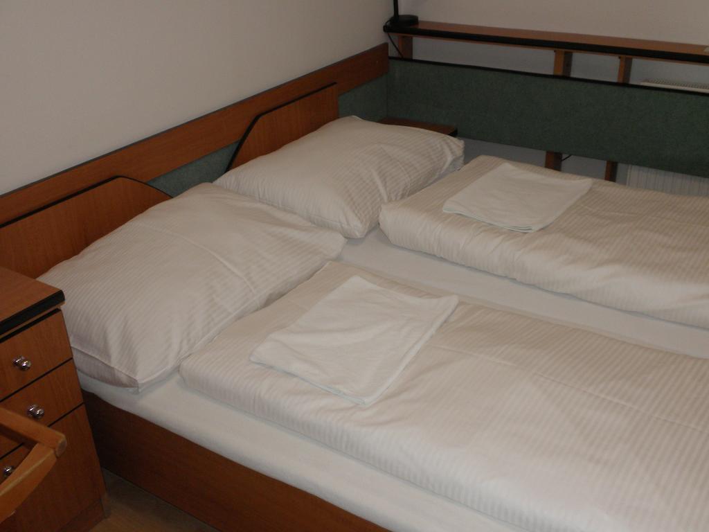 Hotel Le Cafe Pohořelice Δωμάτιο φωτογραφία